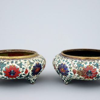Een paar Chinese wierookbranders in verguld brons en cloisonné, late Ming dynastie