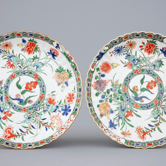 Een paar gelobde Chinese famille verte schotels met floraal decor, Kangxi