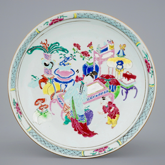 Een fijne Chinese famille rose schotel, Yongzheng/Qianlong, 18e eeuw