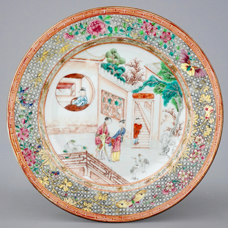 Een fijn Chinees famille rose bord met vlinders op de rand, Yongzheng, 1723-1735