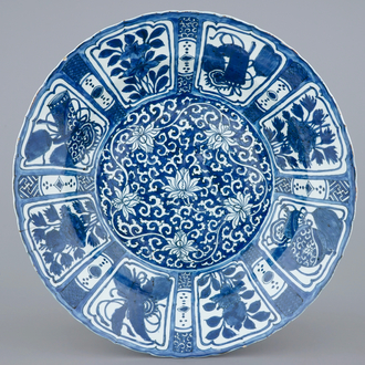 Een zeer grote blauw-witte kraak porseleinen schotel met lotus scrolls, Wanli, 1573-1619