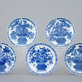 Een set van 5 blauw-witte bordjes met bloemenmanden, Kangxi