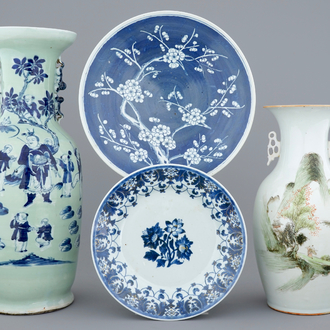 Twee Chinese vazen en twee blauw-witte schotels, 18/19e eeuw