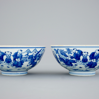 Een paar blauw-witte Chinese kommen met spelende zotjes, Kangxi