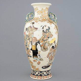 Een grote Japanse Satsuma vaas met figuratief decor, Meiji, 19e eeuw