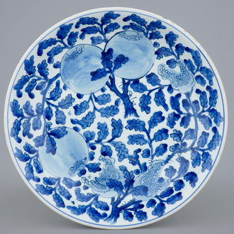 Een Chinese blauw-witte schotel met vruchten in gebladerte, Kangxi