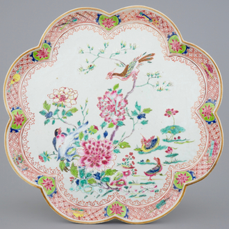 Een grote Chinese famille rose bloemvormige schaal met eenden, Yongzheng/Qianlong