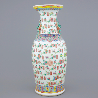 Un grand vase en porcelaine de Chine famille rose à décor de fruits et symboles, 19ème