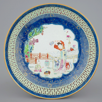 Een grote Chinese famille rose schotel met opengewerkte rand, Qianlong