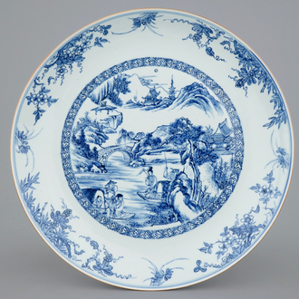 Een erg fijne Chinese blauw-witte schotel met landschapsdecor, Yongzheng/Qianlong