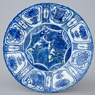 Een Chinese blauw-witte schotel met een sprinkhaan, Wanli, 1573-1619