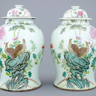 Een paar Chinese famille rose dekselvazen met kwartels, 19e eeuw