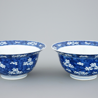 Een paar Chinese blauw-witte klapmutskommen met prunus op ijs-decor, Kangxi