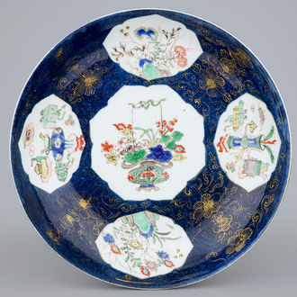 Een Chinese famille verte schotel op bleu poudré ondergrond, Kangxi