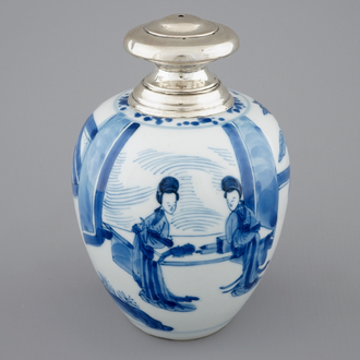 Een Chinese blauw-witte theebus met zilveren montuur, Kangxi