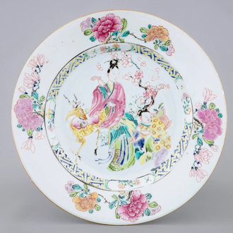 Een Chinees famille rose bord met een dame op een hert, Yongzheng, 1723-1735