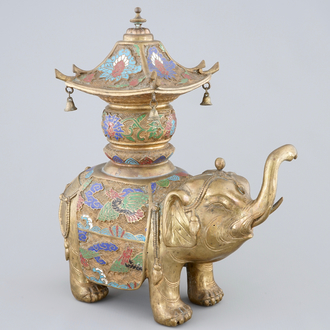 Een grote Chinese cloisonne wierookbrander in de vorm van een olifant, 19/20e eeuw