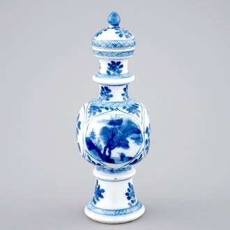 Een zeldzaam Chinees blauw-wit dekselvaasje, Kangxi