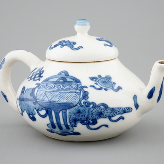Een blauw-wit Chinees soft paste miniatuur theepotje, Kangxi