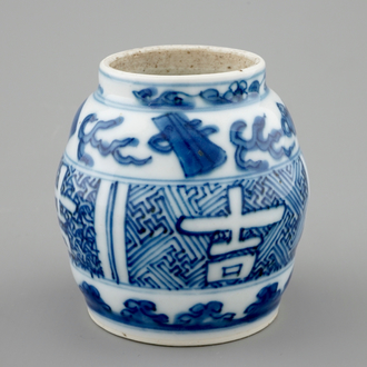 Een klein blauw-wit vaasje met gelukssymbolen, Wanli, 1573-1619