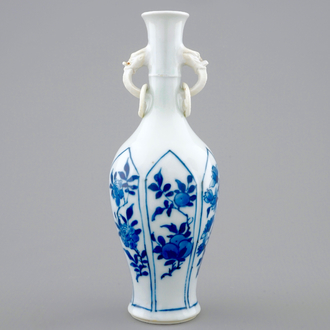 Een Chinees blauw-wit vaasje met ringoortjes, Kangxi