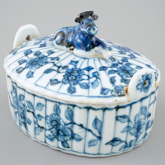 Een Chinese blauw-witte botervloot naar Delfts voorbeeld, Qianlong, 18e eeuw