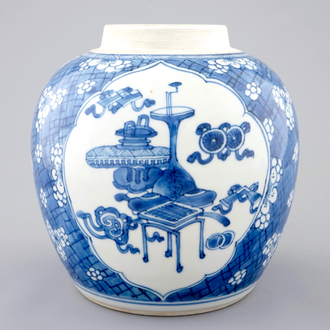 Een Chinese blauw-witte gemberpot met decor van kostbaarheden, Kangxi