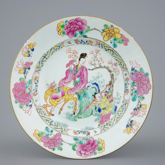 Een Chinees famille rose bord met een dame op een hert, Yongzheng, 1723-1735