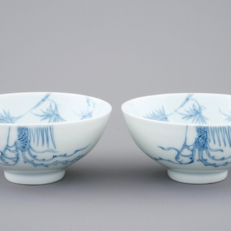 Een paar Chinese blauw-witte "phoenix over de rand" kommen, Yongzheng merk en mog. periode