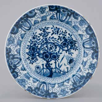 Een zeldzaam Chinees blauw-wit bord naar Delfts voorbeeld, Qianlong, 18e eeuw