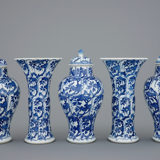 Een Chinees blauw-wit vijfdelig kaststel, Kangxi