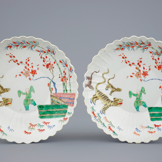Een paar Chinese famille verte borden in Kakiemon stijl, Kangxi, 1ste kwart 18e eeuw