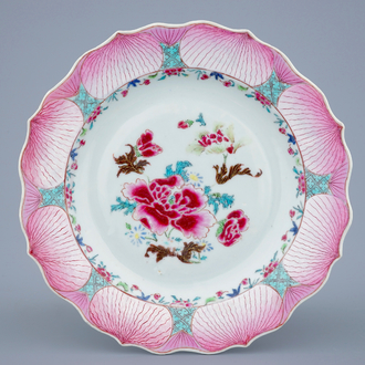Een fijn Chinees famille rose bord met decor van een lotusbloem, Yongzheng/Qianlong