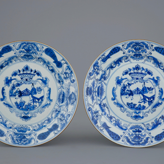 Een paar Chinese blauw-witte schotels met gekroonde medaillons, Kangxi