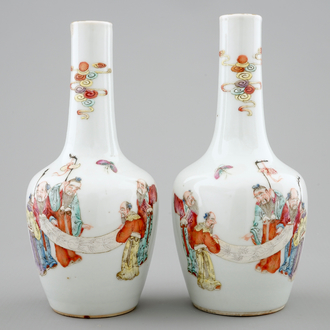 Een paar flesvormige Chinese famille rose vaasjes, 19e eeuw