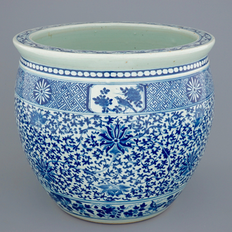 Un aquarium en porcelaine de Chine bleu et blanc à décor de lotus, 19ème