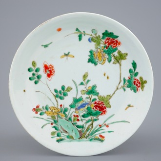 Een Chinees famille verte bord met floraal decor, Kangxi