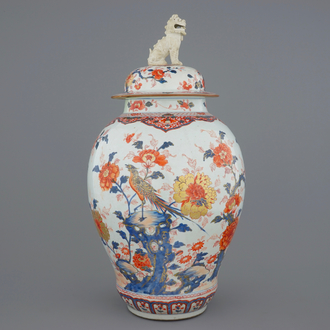 Een grote Chinese Imari stijl dekselvaas, 17/18e eeuw