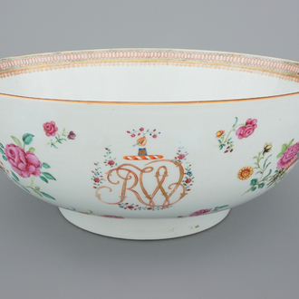 Een grote Chinese famille rose kom met monogram en decor op de onderzijde, Qianlong, 18e eeuw