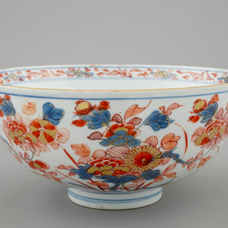 Een Chinese kom met floraal decor in Imari-stijl, Kangxi