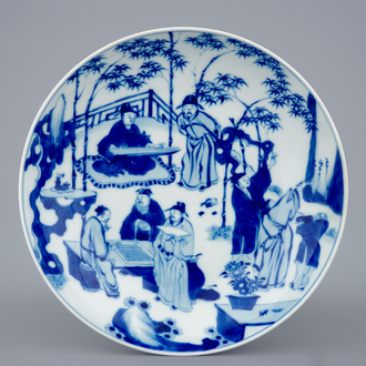 Een Chinees blauw-wit bord met figuren in een tuin, Xuande merk, Yongzheng, 1723-1735