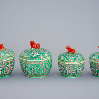 Een set van 4 dekseldozen in Chinees Bencharong porselein voor de Thaise markt, 19e eeuw