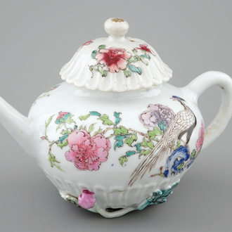 Een fijne Chinese famille rose theepot met reliëfdecor, Yongzheng, 1723-1735