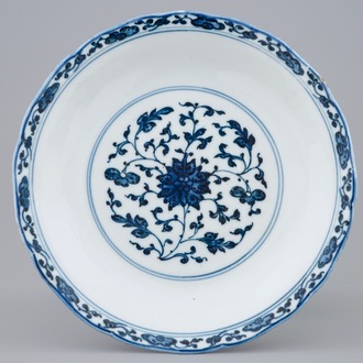 Een Chinees blauw-wit bord met lotus decor in Ming-stijl, Qianlong merk en periode