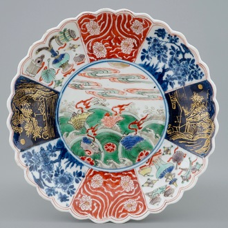 Een gelobd Chinees famille verte bord met schelpen tussen golven, Kangxi
