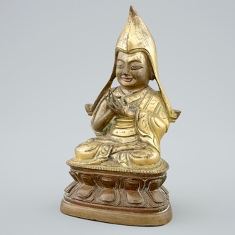 Een Sino-Tibetaanse verguld bronzen Lama op een dubbele lotustroon, 18/19e eeuw