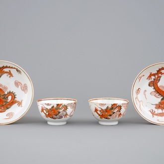 Een paar Chinese koppen en schotels met draken in ijzerrood en verguld, Yongzheng, 1723-1735