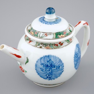 Een Chinese famille verte theepot met deksel, Kangxi