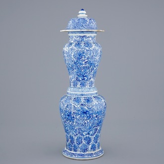 Een zeer ongewone blauw-witte Chinese dekselvaas, Kangxi