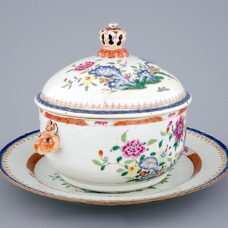 Een Chinese famille rose terrine op onderschaal, Qianlong, ca. 1760